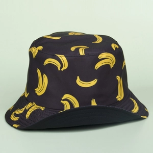 Détail du chapeau bob noir avec motif imprimé de bananes jaunes pour l'extérieur