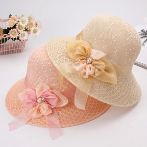 Eleganti cappelli di paglia da donna a tesa larga con fiocchi in organza e perline