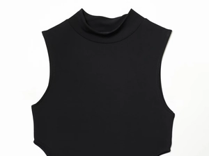 Detalle de las costuras del cuello y la sisa en un body negro sin mangas elegante