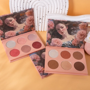 Detailopname van 6-kleuren make-up palet met roze reliëfpoeders en artistieke bloemenverpakking