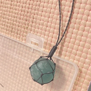 Pendentif en fluorite verte brute fait main avec cordon en maille tissé gris foncé