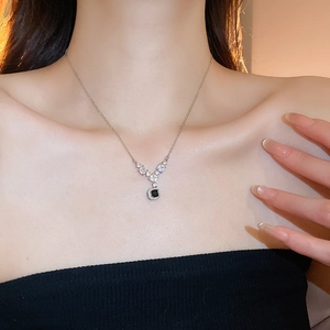 Dettaglio di una collana a Y in argento con pietra nera quadrata e zirconi brillanti