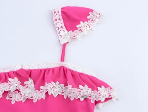 Dettaglio di abito in chiffon rosa con pizzo bianco, paillettes e spalline sottili