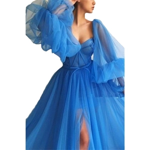 Hellblaues schulterfreies Tüll-Abendkleid mit Puffärmeln und hohem Schlitz am Saum