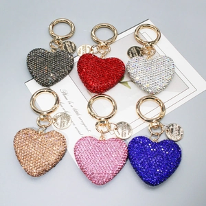 Dettaglio di portachiavi a forma di cuore in sei colori con cristalli brillanti e oro