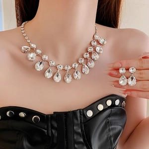 Détail du collier à pampilles en cristal et des boucles d'oreilles sur un mannequin