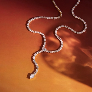 Collier Y classique plaqué or 18 carats avec zircons cubiques de taille poire et rectangle