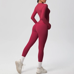 Dettaglio del set yoga rosso scuro con maglia a maniche lunghe e leggings aderenti elasticizzati