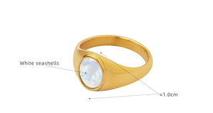 Vue détaillée de l'incrustation de nacre 10mm sur une bague en acier titane doré