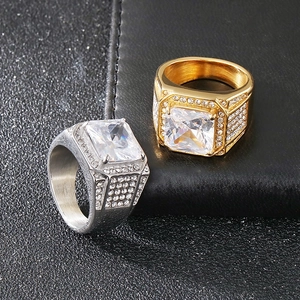 Dettaglio degli anelli hip hop con CZ quadrato in oro e argento, finitura spazzolata