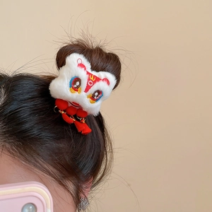 Détail de la pince à cheveux lion blanc en peluche avec pompons rouges et broderie