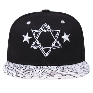 Cappellino snapback nero con ricamo esagonale bianco e visiera con motivo a contrasto