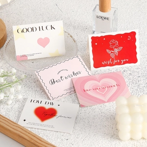 Lot de cartes de vœux romantiques avec motifs floraux et accents dorés sur table