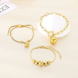 Goldenes Edelstahl-Schlangenketten-Armband-Set mit polierten Kugelanhängern im Display