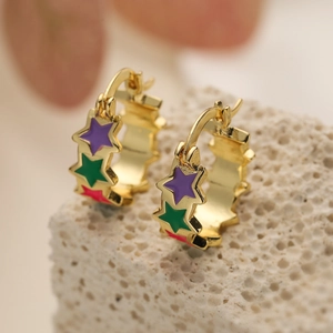 Ohrringe mit 18 Karat Goldbeschichtung, bunten Emaille-Sternen und Zirkonia auf Stein