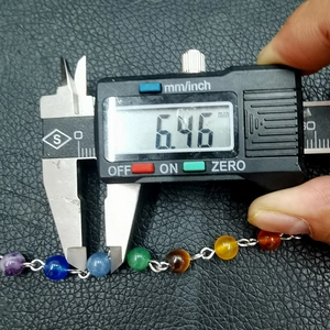 Detalle de la medida de 6,46 mm de diámetro de la pulsera de cuentas de piedra natural