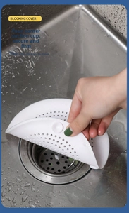 Filtro per lavandino in silicone bianco con ventose che cattura i capelli in un lavello inox