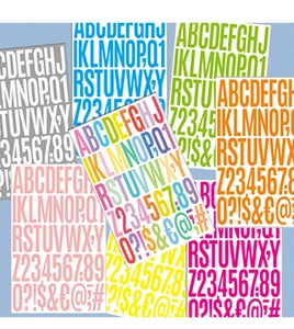 Detailansicht bunter wasserfester Buchstaben- und Zahlenaufkleber für kreative DIY-Dekoration