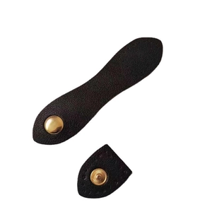 Nahaufnahme von schwarzem Leder-Verschluss mit goldenen Druckknöpfen für DIY Handtaschen