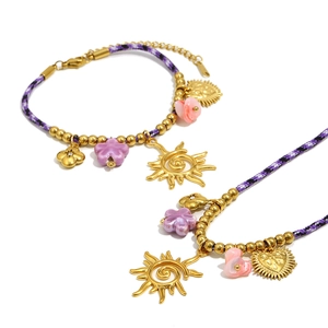 Bracelet en corde tressée avec pendentifs soleil et cœur dorés 18K pour femme