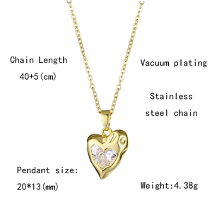 Détail du pendentif cœur doré avec texture martelée et zircon sur une chaîne en acier