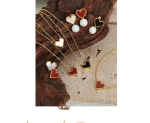 Detail of 18K gold-plated heart jewelry set featuring natural shells and elegant pearls