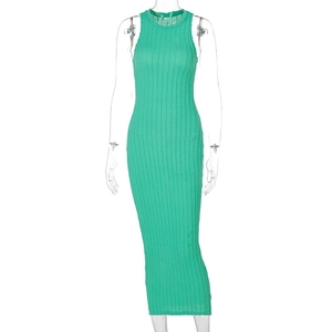 Detalle de cerca del vestido de punto verde sin mangas con textura de canalé vertical