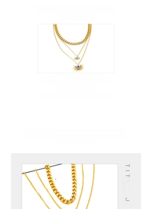 Vue détaillée d'un collier triple couche en titane doré avec pendentifs oeil maléfique bleu