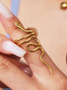 Dettaglio dell'anello a serpente placcato oro 18 carati con squame incise e occhi neri
