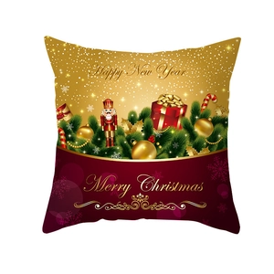 Dettaglio della federa natalizia con schiaccianoci, regali e scritte festive oro