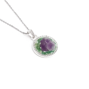 Dettaglio della collana con ametista grezza, ghiaia verde e cristalli di strass