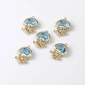 Vue détaillée de cinq pendentifs méduse bleus avec placage or et cristaux brillants