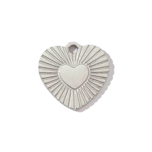 Pendentif en forme de cœur avec texture radiale et détail central en acier poli