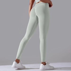 Detail van de mintgroene naadloze yoga-legging met hoge taille en scrunch-butt-ontwerp