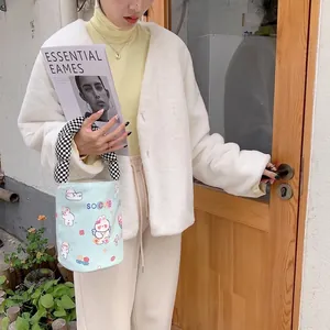 Hellblaue Canvas-Beuteltasche mit Cartoon-Drucken und gepolstertem Trageriemen im Karomuster