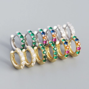 Gros plan de boucles d'oreilles huggie en argent S925 avec zircons cubiques multicolores