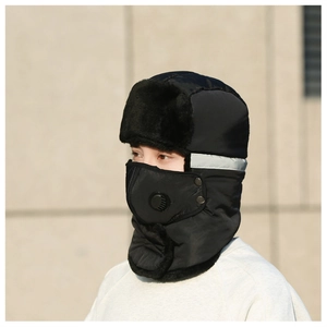 Détail du chapeau trappeur d'hiver avec tissu coupe-vent et masque à valve respirante