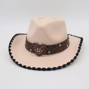 Dettaglio cappello da cowgirl con fibbia a cuore in strass e fascia in pelle marrone