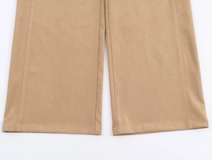 Gros plan détaillé de l'ourlet du pantalon large kaki avec double couture de précision