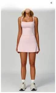 Detalle de un vestido de tenis rosa ajustado con cuello cuadrado y corte evasé deportivo