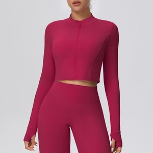 Detailaufnahme der magentafarbenen Yoga-Jacke mit Daumenlöchern und Stehkragen-Design