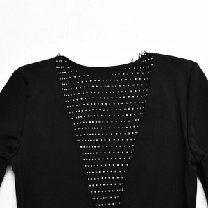 Detail des V-Rückens mit schwarzem Netz und funkelnden Silber-Strasssteinen am Kleid