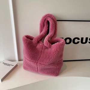 Detail der rosa Lammwoll-Tasche mit Steppmuster und flauschiger Plüsch-Textur