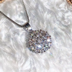Collar con colgante redondo de plata con pavé de circonitas y cadena de caja fina
