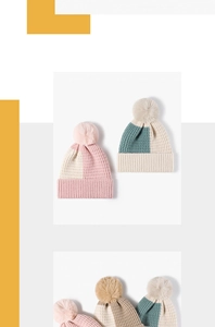 Détail de la maille épaisse et du pompon doux sur des bonnets d'hiver colorés