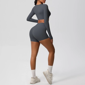 Detail view of the side-back fit of the dark grey yoga set with high waist shorts