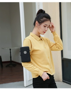 Détail du sac de bras en nylon noir imperméable pour femme porté pour le sport et le téléphone