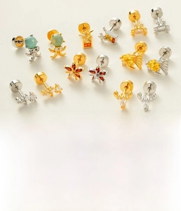 Vue détaillée des clous d'oreilles thème marin avec motifs hippocampe et étoile de mer