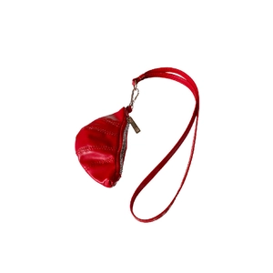 Rote Crossbody-Halskette-Tasche aus Kunstleder in Croissant-Form mit Faltenstruktur