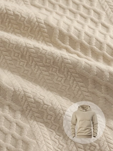 Detailaufnahme der khakifarbenen Jacquard-Stricktextur des Herren-Kapuzenpullovers